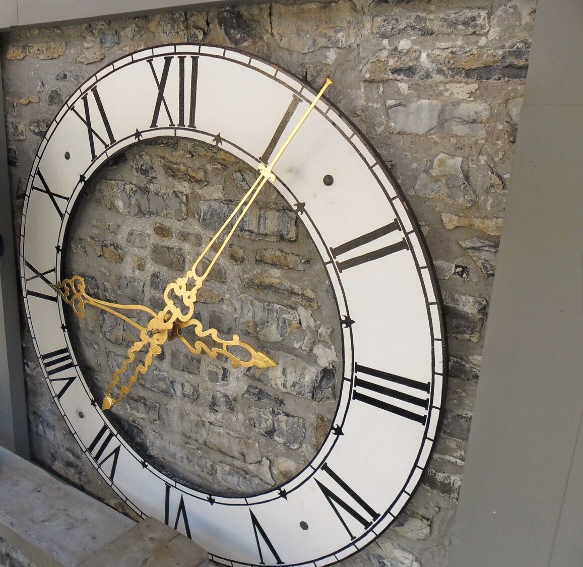 Cadran d'une horloge municipale en restauration